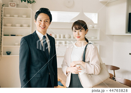 出勤前の共働き夫婦　若い日本人男女 44763828