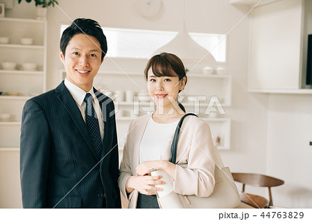 出勤前の共働き夫婦　若い日本人男女 44763829
