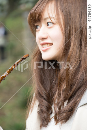 森の中の女性 44764189
