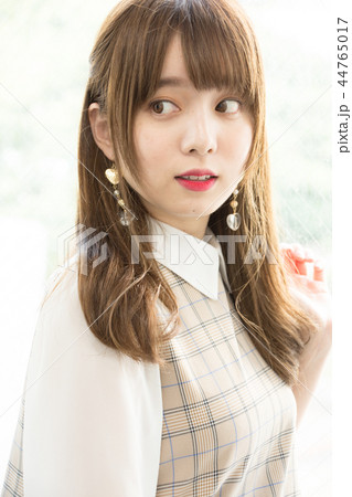 ロングヘアの女性 44765017