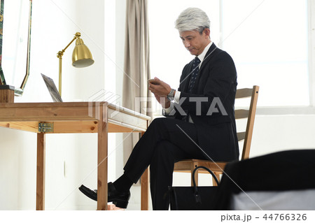 出張　スマホを使うビジネスマン　中年 44766326
