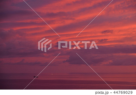 夕凪の北海道乙部町沖日本海の夕焼けの風景を撮影 夕凪の北海道乙部町沖日本海の夕焼けの風景を撮影 44769029