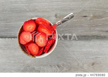 Table top view on small bowl of raspberries 44769080