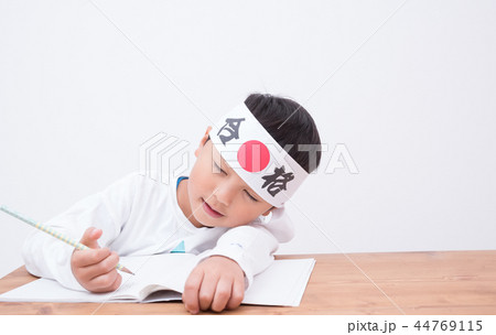 受験勉強する男の子 受験勉強する男の子 44769115