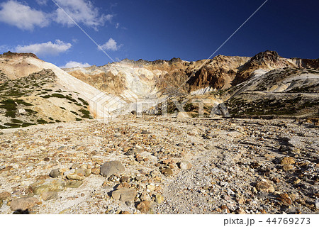 快晴の青空をバックに北海道函館市恵山地区の火山恵山の風景を撮影 快晴の青空をバックに北海道函館市恵山地区の火山恵山の風景を撮影 44769273