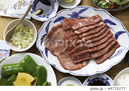 焼肉のタン塩とカルビ 焼肉のタン塩とカルビ 44770277