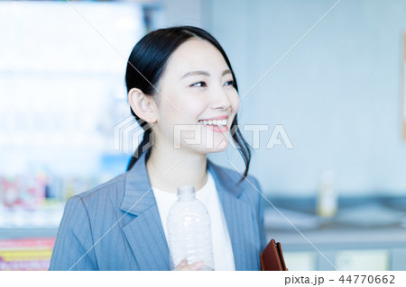 スーツの女性 スーツの女性 44770662