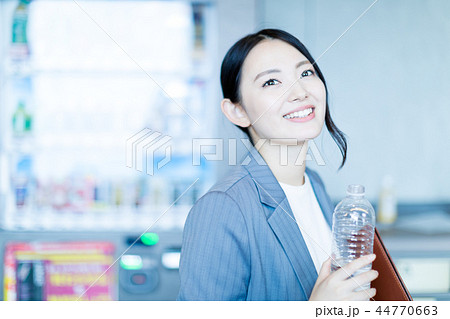スーツの女性 スーツの女性 44770663