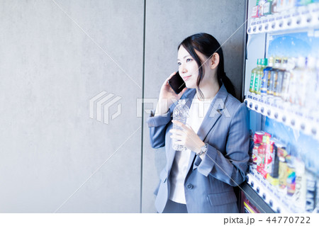 スーツの女性 スーツの女性 44770722