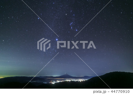 国師ヶ岳から富士山と冬の星空 44770910