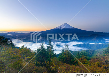 紅葉・富士山・新道峠の夜明け 44771022