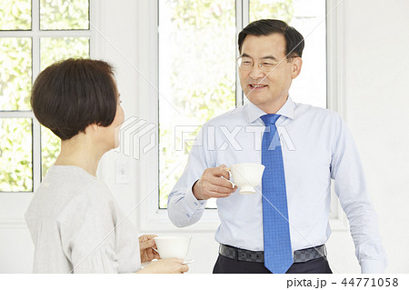 夫婦 ビジネスマン 朝 44771058
