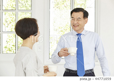 夫婦 ビジネスマン 朝 44771059