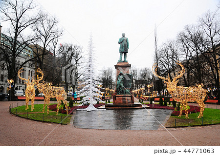 ヘルシンキ・エスプラナーディ公園のクリスマスイルミネーション ヘルシンキ・エスプラナーディ公園のクリスマスイルミネーション 44771063
