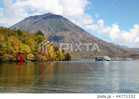 秋の中禅寺湖 八丁出島と男体山と遊覧船 秋の中禅寺湖 八丁出島と男体山と遊覧船 44771332