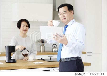 夫婦 ビジネスマン 朝 44771511