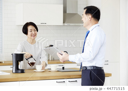 夫婦 ビジネスマン 朝 44771515