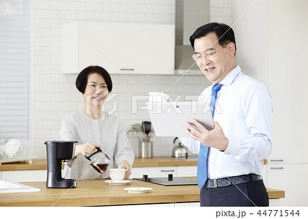 夫婦 ビジネスマン 朝 44771544
