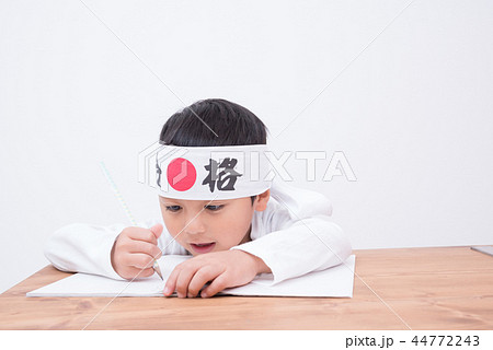 受験勉強する男の子 受験勉強する男の子 44772243