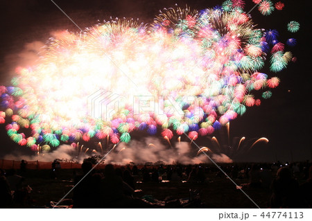鴻巣花火大会２０１８　ワイドスターマイン（千輪菊） 44774113