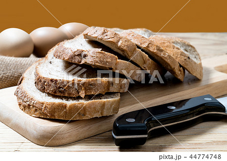 closeup bread loaf on cutting board 44774748