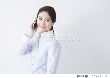 電話する女性 44774883