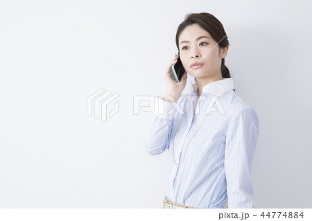 電話する女性 44774884
