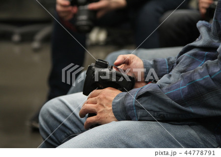 カメラを持つ手 カメラを持つ手 44778791