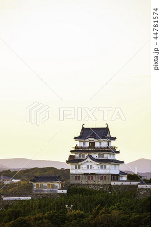 朝焼けに染まる平戸城 44781574