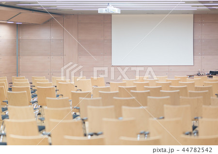 Empty wooden seats in a cotmporary lecture hall. 44782542