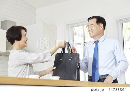 夫婦 ビジネスマン 出勤 44783364