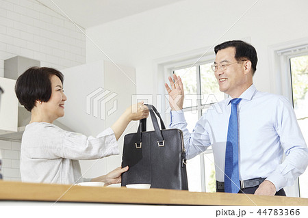 夫婦 ビジネスマン 出勤 44783366