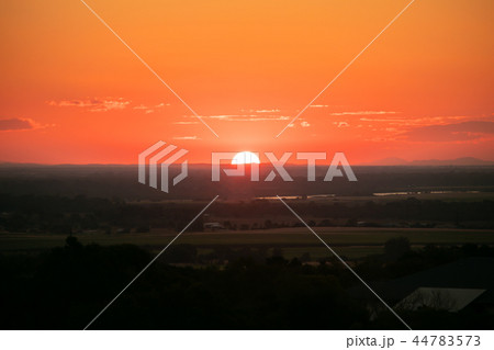 大地へ沈む太陽 44783573