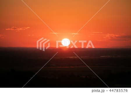 大地へ沈む太陽 44783576