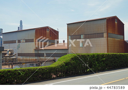 呉市の製鉄所の建物 44783589