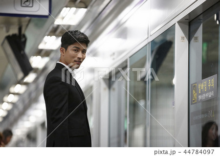 地下鉄 男 男性 44784097