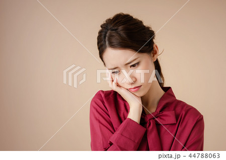 落ち込む女性 落ち込む女性 44788063
