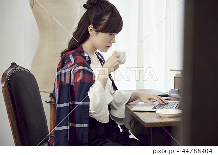 自宅で仕事をする女性 自宅で仕事をする女性 44788904