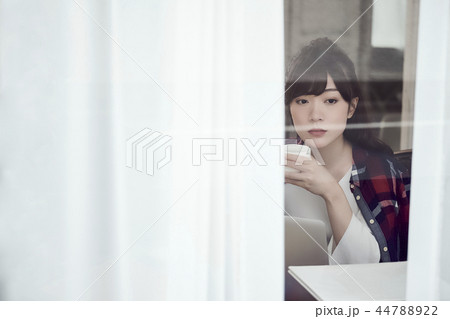 自宅で仕事をする女性 自宅で仕事をする女性 44788922