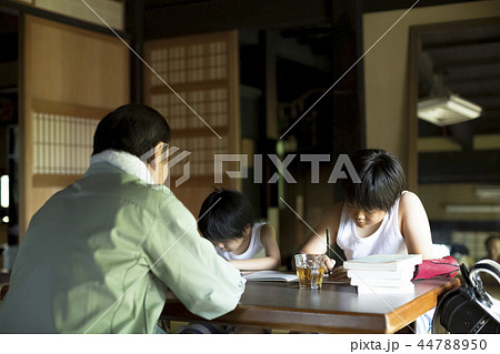 夏休みの宿題をする男の子 44788950