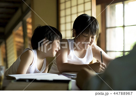 夏休みの宿題をする男の子 夏休みの宿題をする男の子 44788967