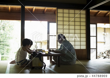 夏休みの宿題をする男の子 44788969