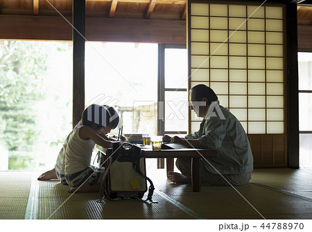 夏休みの宿題をする男の子 夏休みの宿題をする男の子 44788970
