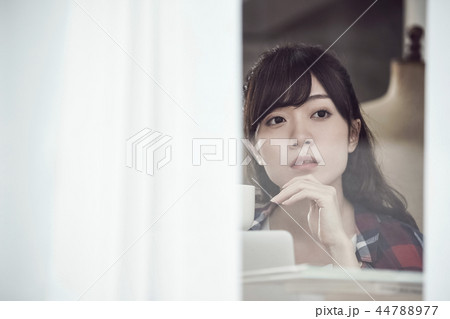 自宅で仕事をする女性 自宅で仕事をする女性 44788977