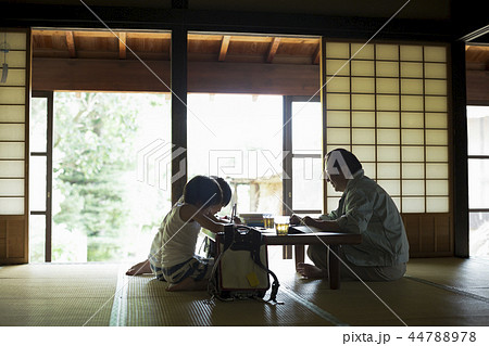 夏休みの宿題をする男の子 44788978