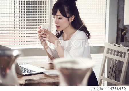 カフェにいる女性 カフェにいる女性 44788979