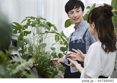 花屋で働く男性 44789085