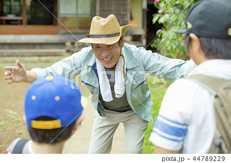 おじいちゃんと孫 おじいちゃんと孫 44789229
