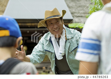 おじいちゃんと孫 44789263