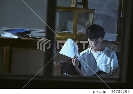 自宅で仕事をする男性 44789299